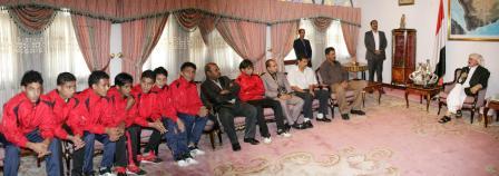 رئيس الجمهورية لدى استقباله منتخب ناشئي كرة القدم أمس