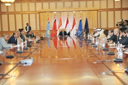 نائب الرئيس لدى لقائه سفراء دول مجلس الأمن والاتحاد الأوروبي ومجلس التعاون أمس