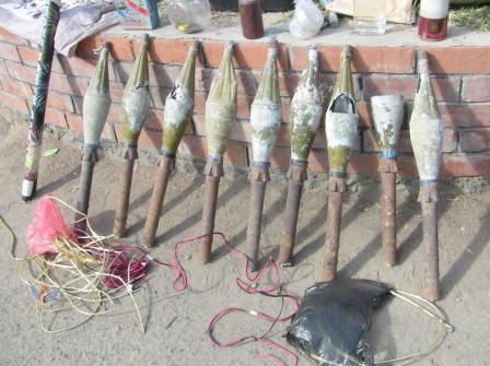 القذائف والمواد المستخدمة في صنع المتفجرات المضبوطة في الوكر الإرهابي