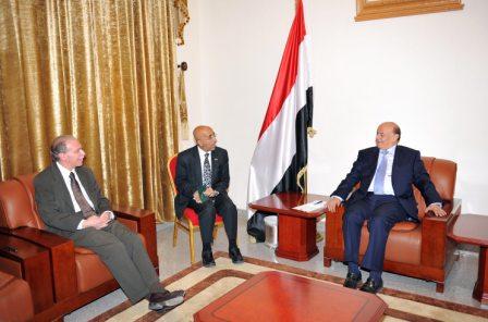 نائب الرئيس لدى استقباله السفير الأمريكي أمس