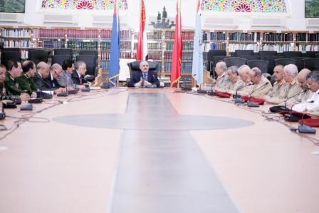 رئيس الجمهورية لدى ترؤسه اجتماع قيادات وزارتي الدفاع والداخلية وقادة الأجهزة الأمنية أمس