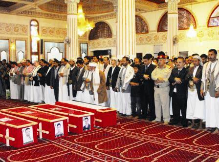 أثناء الصلاة على جثامين الشهداء أمس