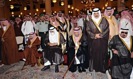 العاهل السعودي في مقدمة مشيعي جنازة ولي العهد الأمير سلطان أمس