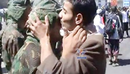 أحد المعتصمين يقبل أحد الجنود آمس