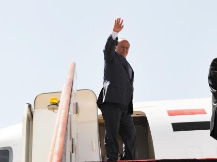 نائب الرئيس لدى مغادرته مطار صنعاء أمس