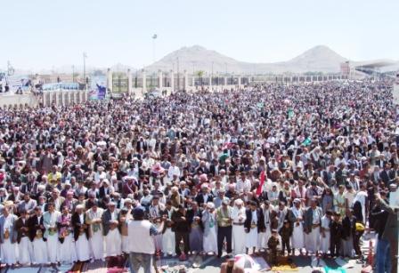 ملايين اليمنيين يؤدون صلاة الجمعة في  ميدان السبعين أمس