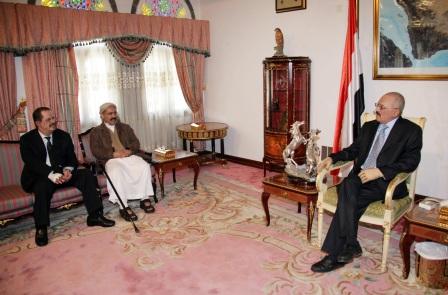رئيس الجمهورية أثناء استقباله رئيسي مجلسي النواب والوزراء أمس