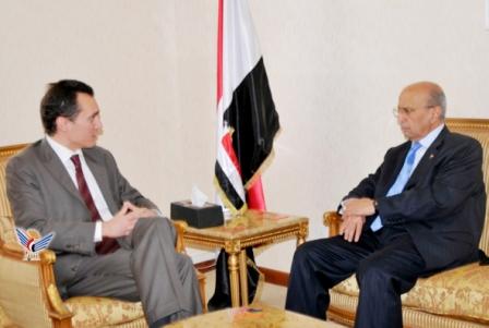 وزير الخارجية لدى لقائه القائم بأعمال سفارة إيطاليا لدى اليمن أمس