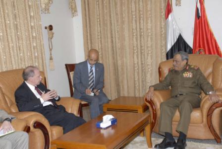 رئيس هيئة الأركان العامة لدى لقائه سفير الولايات المتحدة الأمريكية بصنعاء أمس