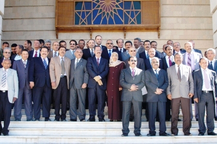 د. مجور يتوسط عددا من الوزراء ونوابهم وعددا من قيادات الامانة العامة ومكتب رئيس الوزراء أمس