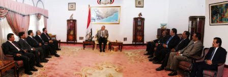 رئيس الجمهورية لدى استقباله د. مجور والوزراء السابقين أمس