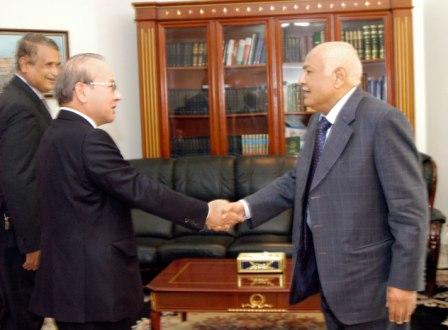 .. ويلتقي السفير الياباني