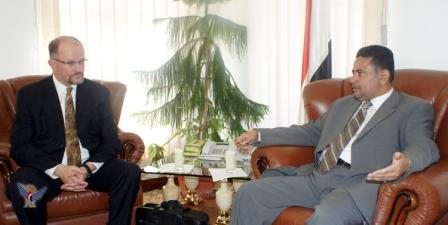 وزير المالية لدى لقائه رئيس المسؤولين التنفيذيين لشركة نكسن إنك الكندية أمس