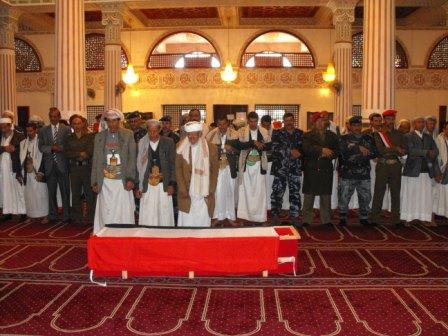 أثناء الصلاة على شهيد الواجب الجندي بكيل غشيش أمس