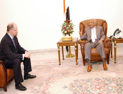 باسندوة أثناء استقباله وفد شركة (نكسن) الكندية أمس