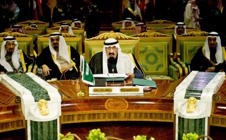 الملك عبدالله بن عبدالعزيز خلال الجلسة الافتتاحية لقمة دول مجلس التعاون في الرياض