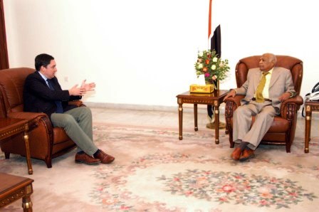 باسندوة لدى استقباله السفير البريطاني أمس