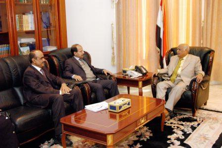 .. وأثناء لقائه القائم بأعمال السفارة الليبية في صنعاء أمس