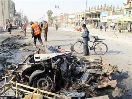 حطام سيارة استخدمت في هجوم بقنبلة في بغداد يوم الخميس