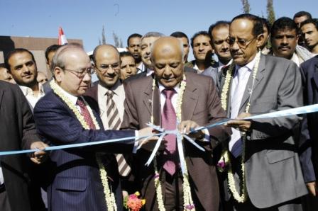 رئيس الوزراء خلال تدشينه توزيع (347) حراثة للمزارعين والجمعيات الزراعية