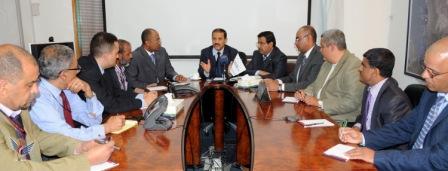 وزير النفط والمعادن خلال ترؤسه اجتماع مدراء شركة المسيلة أمس