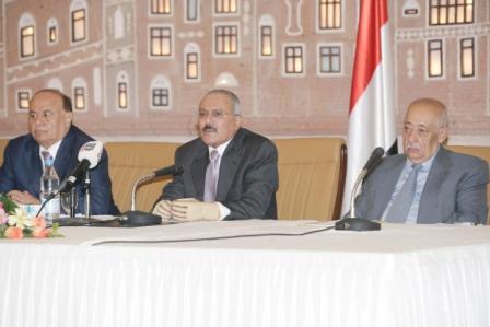 رئيس الجمهورية يرأس  الاجتماع التشاوري لعدد من من مسؤولي الحكومة وأعضاء مجلسي النواب والشورى والمحافظين