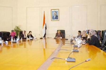 .. ويلتقي عدداً من القيادات النسائية