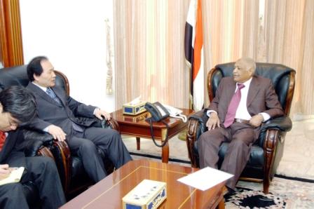 رئيس الوزراء لدى استقباله السفير الكوري أمس