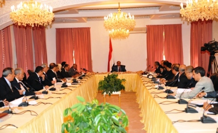 نائب الرئيس لدى ترؤسه اجتماع حكومة الوفاق أمس