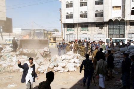 أثناء إزالة السواتر الترابية والكتل الخرسانية وردم الحفريات