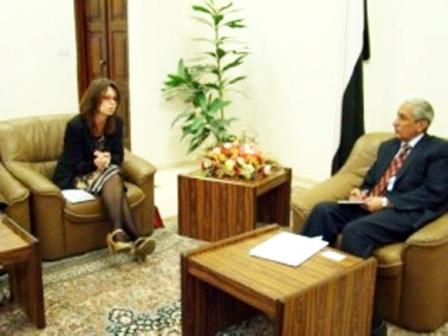 وزير الذاخلية  مع نائبة السفير البريطاني