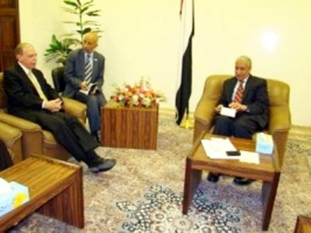 وزير الذاخلية  خلال لقائه السفير الامريكي