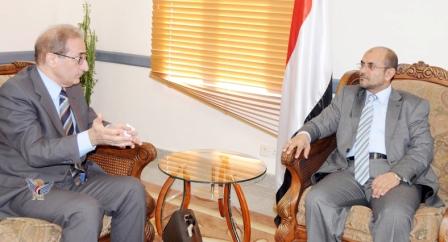 وزير التخطيط لدى لقائه الأمين العام لمجموعة البنك الإسلامي للتنمية أمس