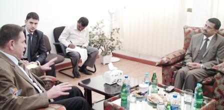 عبدالكريم شائف أثناء لقائه السفير الروسي أمس