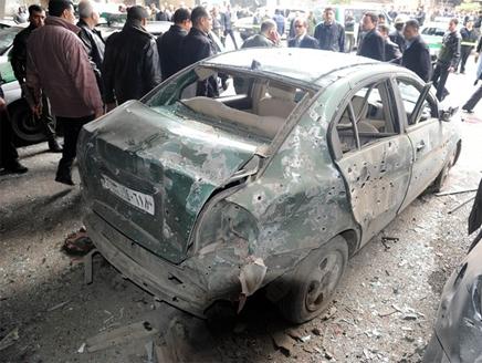 من آثار الحادث في حي الميدان بدمشق أمس
