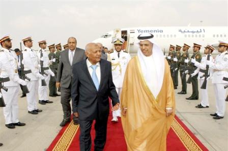 رئيس الوزراء لدى وصوله الإمارات أمس