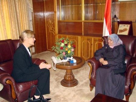 وزيرة الدولة لشئون مجلس الوزراء لدى استقبالها السفيرة الهولندية أمس