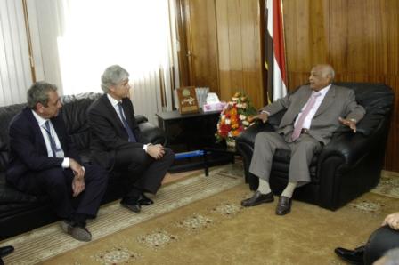 باسندوة أثناء لقائه وفد شركة توتال أمس