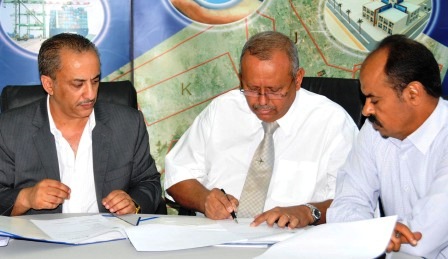 أثناء توقيع مذكرة التفاهم أمس