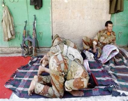 جنود من الفرقة الأولى خلال ادائهم الصلاة