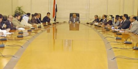 باسندوة أثناء ترؤسه الاجتماع التشاوري أمس