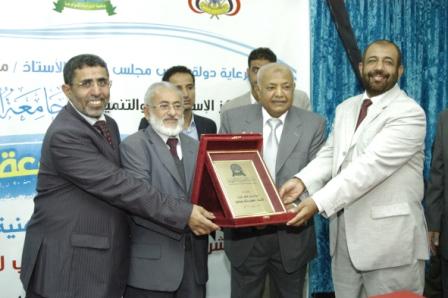 أثناء تكريم رئيس الوزراء في حفل التخرج أمس