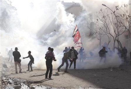 اشتباكات بين المتظاهرين والشرطة بالقرب من وزارة الداخلية بالقاهرة يوم الجمعة