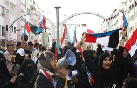 نساء الحراك أثناء مشاركتهن في مسيرة الجمعة بالمعلا قبل محاولة اقتحامها من قبل حزب الإصلاح.