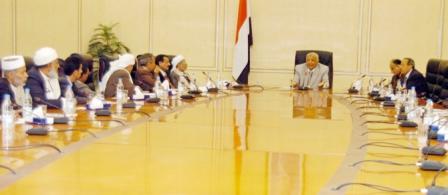 رئيس الوزراء خلال لقائه ممثلي القضاة ومعاونيهم أمس