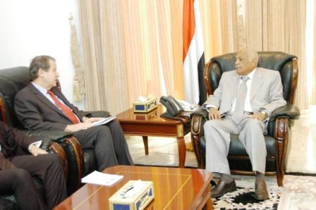 .. ويستقبل الممثل المقيم للأمم المتحدة في اليمن