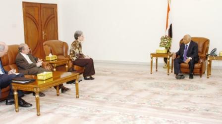 رئيس الوزراء لدى استقباله وفد الوكالة الامريكية للتنمية الدولية أمس