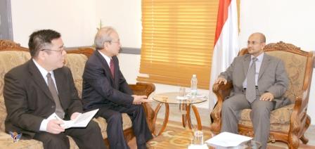 وزير التخطيط لدى لقائه السفير الياباني