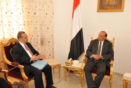 نائب الرئيس أثناء استقباله بن عمر أمس