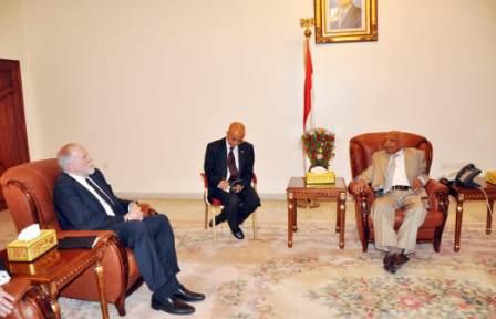 باسندوة أثناء استقباله مساعد الرئيس الأمريكي لشؤون مكافحة الإرهاب أمس
